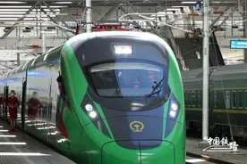 现场直击！拉林铁路首发车开出！D2021次复兴号从拉萨驶向林芝图片