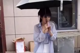 心疼！张含韵出工被男性边拍摄边喊好腿，吓到后退求他们不要蹲下图片