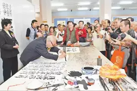 国家特级书法师罗耀泉：左右开弓的书法奇人图片