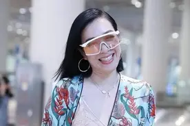 钟丽缇真是“大号水蜜桃”，穿裸色紧身裙配印花开衫，风情万种图片