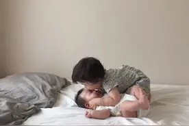 2岁姐姐亲吻并成功哄睡二胎弟弟，画面好萌好暖图片