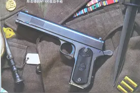勃朗宁的两把M1900手枪 其中一个是M1911手枪的前身图片