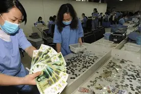 工作人员打开公交车投币箱清点，里面的奇葩钱币让人哭笑不得图片