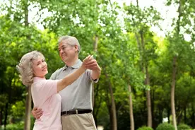 2021年养老金如何倾斜调整？65岁以上退休老人都能获得高龄补贴吗图片