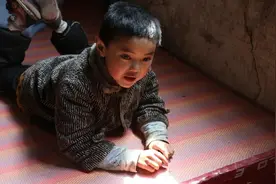 镜头下：母子被父亲锁在家中10年，男孩眉清目秀却不会说话图片