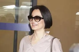 65岁林青霞气质真好！穿宽松衣服遮不住小肚腩，自然老的样子好美图片