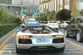 偶遇老干妈家里的“特别版”超跑，外观很特别，网友：注意车距图片