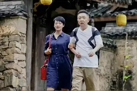 于谦晒老婆照片！小10岁娇妻虎牙太可爱，7岁二儿子清秀像妈妈图片