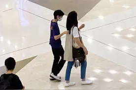 袁咏仪与儿子现身商场，14岁张慕童大长腿劲吸睛，网友狂点赞图片