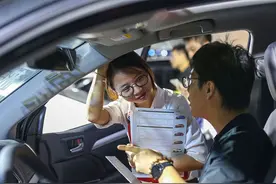 在4S提新车时，看到销售给车系红绳子要拒绝，别等吃亏后再后悔图片