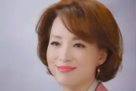 董卿的“金色三分钟”，央视晚会导演误判，主持一姐的完美救场！视频封面