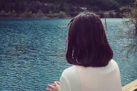 ​想让男人独宠你一人，不妨试试这样“折磨”他图片