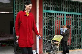 “世界第一女巨人”姚德芬：身高2.36米，穿78码鞋子，一生悲惨图片