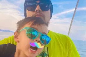 “宠妻狂魔”周杰伦晒照不见妻子！与儿子罗密欧同款耍帅图片