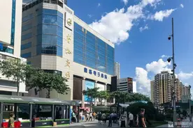 华强北阿姨们，抢着帮外卖骑手送外卖图片