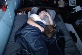 华裔网红小哥直播睡觉，粉丝争着花钱把他吵醒！一晚上赚10几万图片