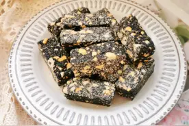 在家做花生饼，用花生和芝麻就行，没啥技巧，不用一滴油也酥香图片