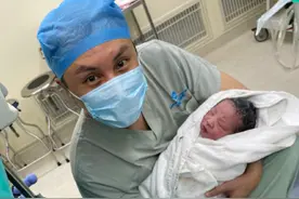 42岁朱桢二婚再当爸！晒二胎儿子产房照报喜，名字曝光寓意满满图片