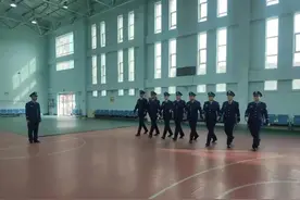 稍息、立正、向前看、齐步走……这是他们的正月初五图片