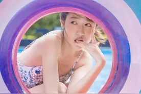 娇憨美少女的泳池秀，这个笑容甜度我给100分图片