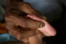 有种“强悍生产”是非洲母亲：无人陪同下蹲式生娃，繁衍太原始图片