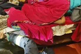 新城一孩童被弹簧床垫“刺伤”，消防细心解救图片