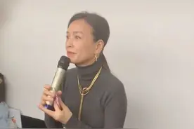 50岁张庭无美颜状态曝光 小肚子凸显被提醒忙拉了个胖姑娘对比图片