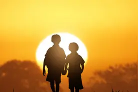 哥哥总是打弟弟怎么办？我们教了妈妈这一招图片