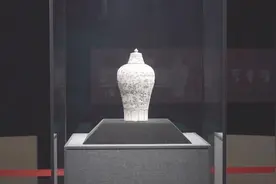 文化十分丨明釉里红梅瓶、花鸟书画展…… 馆内文物看不停图片