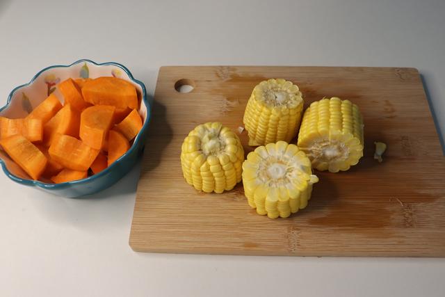 鸡肉炖花胶玉米红萝卜 2026年鸡肉炖花胶玉米红萝卜汤的功效 鸡肉炖花胶玉米红萝卜 2026年鸡肉炖花胶玉米红萝卜汤的功效