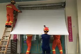 卷帘门突然坠落5人被困店中，消防员十分钟解困图片