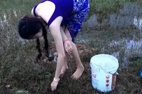 越南姑娘河边觅食，发现别人布下的陷阱，白白收获肥美大鱼图片