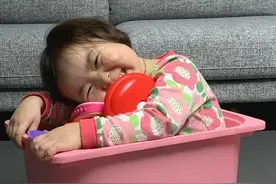 动图表情包：当你男朋友打游戏，不理你的时候...图片
