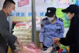 吉林女子参加超市活动中半头猪向妈妈炫耀，网友：没外援真拿不走图片