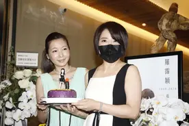 罗霈颖60岁冥诞亲友齐聚庆生，荷兰籍前男友送花篮表哀思图片