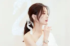 江疏影一身白色衬衫礼服，真的是高贵冷艳图片