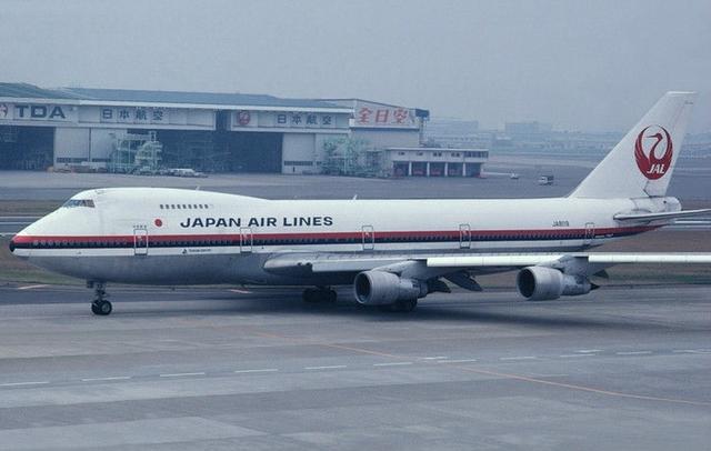 一架日本航空从日本东京的羽田机场,预定飞往大阪伊丹机场的波音747