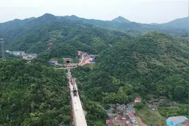 怀化：张吉怀铁路控制性工程丁王隧道贯通图片