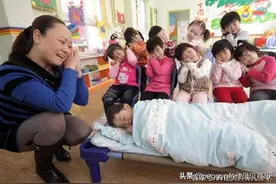 幼儿老师哭笑不得，你永远叫不醒那个装睡的孩子，愣睡了一下午图片