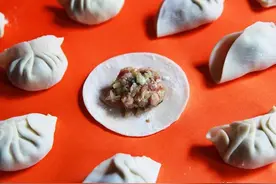 高丽菜水饺皮包紧一点，水饺内馅的汤汁与酱汁完美交融一口吃下图片