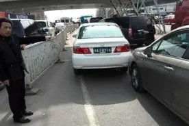 车被刮花肇事者却跑了？老车主：用这三招，对方哭着来认错图片