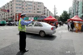 多举措保障市场摊区周边交通秩序 哈尔滨交警全面助力服务“地摊经济”图片