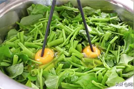 1把空心菜2个鸡蛋，大火蒸一蒸，连吃3碗也不腻，吃一次就忘不了图片