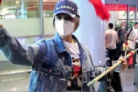 宁静收到粉丝送的哪吒套装后，秒变魔丸静，太可爱了图片