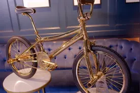 亿万富豪孩子到底有多奢靡？纯金的自行车，成捆的钞票，太壕了图片