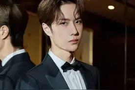 明星家人颜值有多高，王一博妈妈直逼一线明星，肖战父亲吸粉无数图片