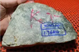 用仅有的22000买下的这块原石，一刀下去真的是意想不到的惊喜！图片