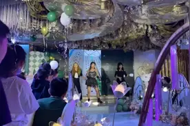 迷惑！江苏10岁孩子办生日宴会，35岁辣妈在台上穿短裙热情献舞图片