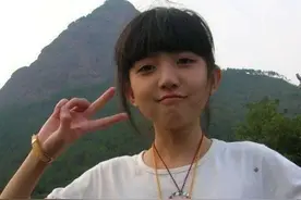 “剪刀手”女孩长大后回归网络，14年后依然清纯，网友：还想娶你图片