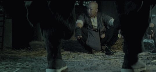 上线1天就破纪录，这片凭什么能被捧为：2021年第一国产惊悚片？